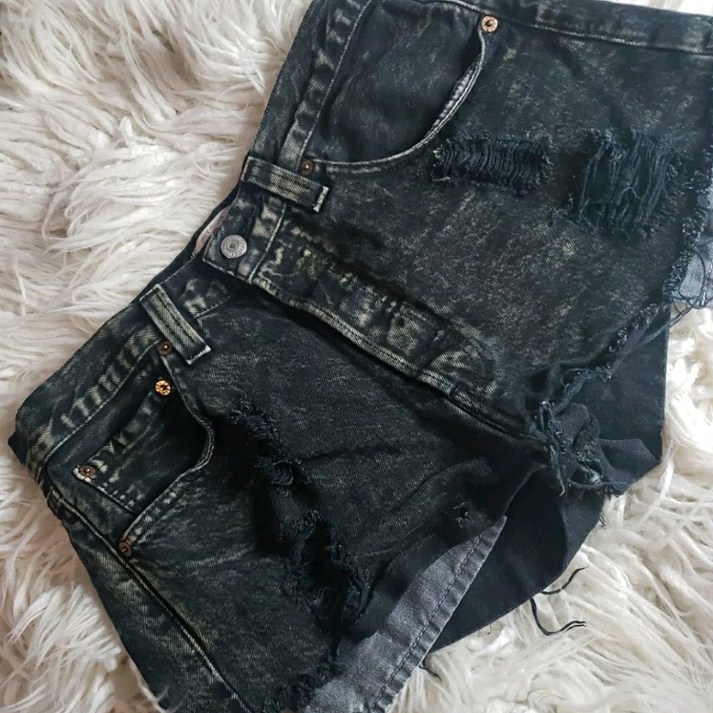 💓 distressed black levi 501 denim shorts !!